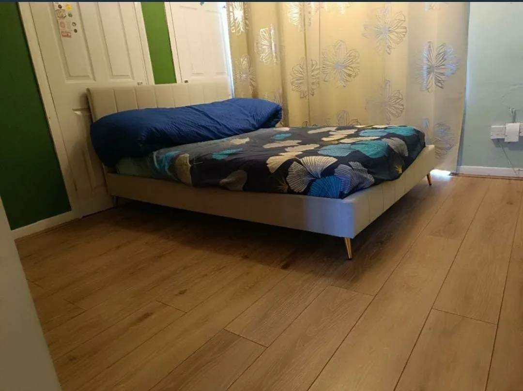 Room Ashdown Walk in Greater London
