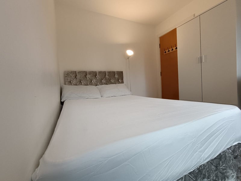 Room Lakeside Rise in Manchester