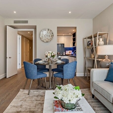 Flat Westferry Circus in Greater London