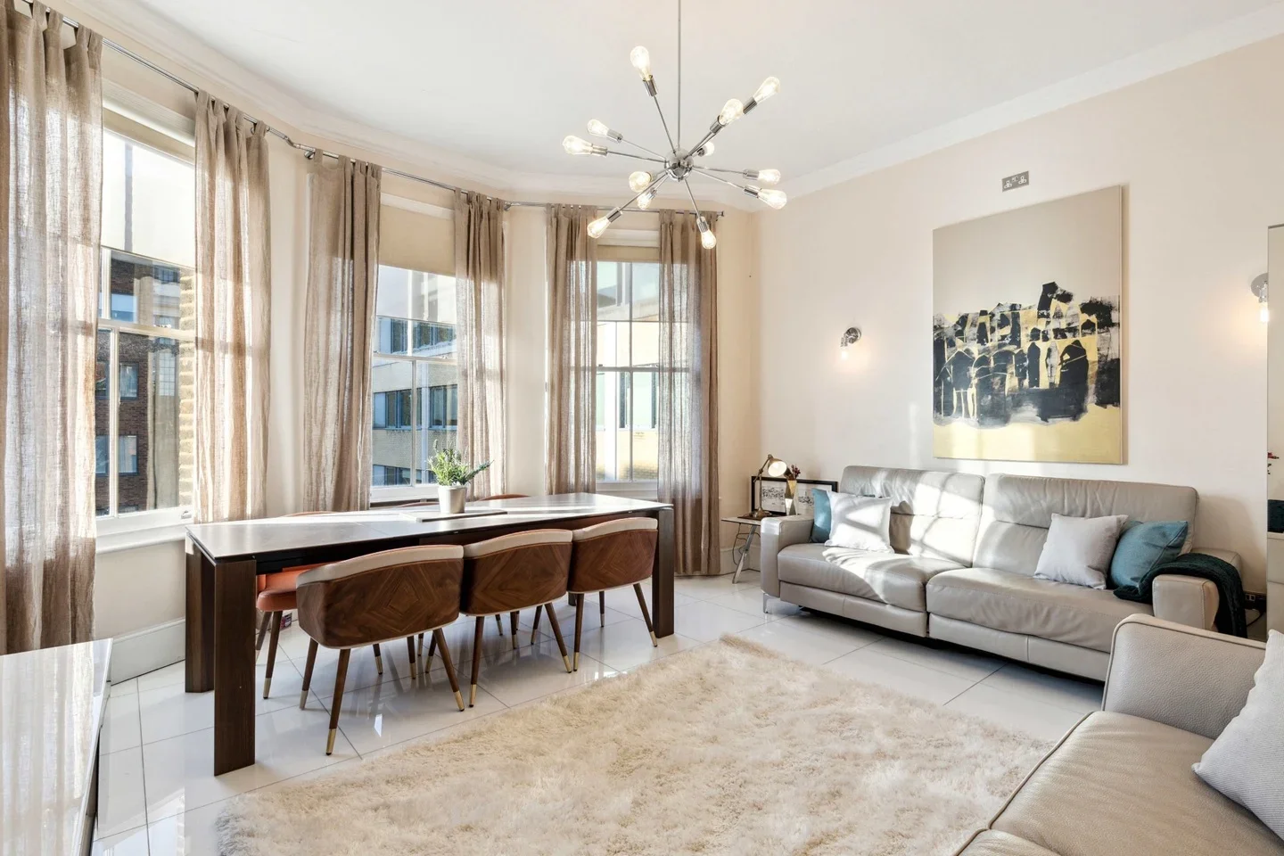 Flat Kensington Court in Greater London