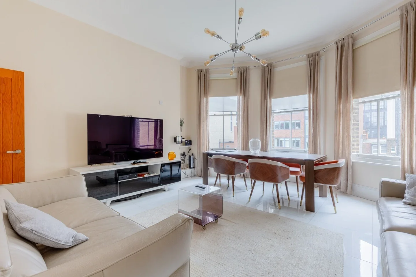 Flat Kensington Court in Greater London