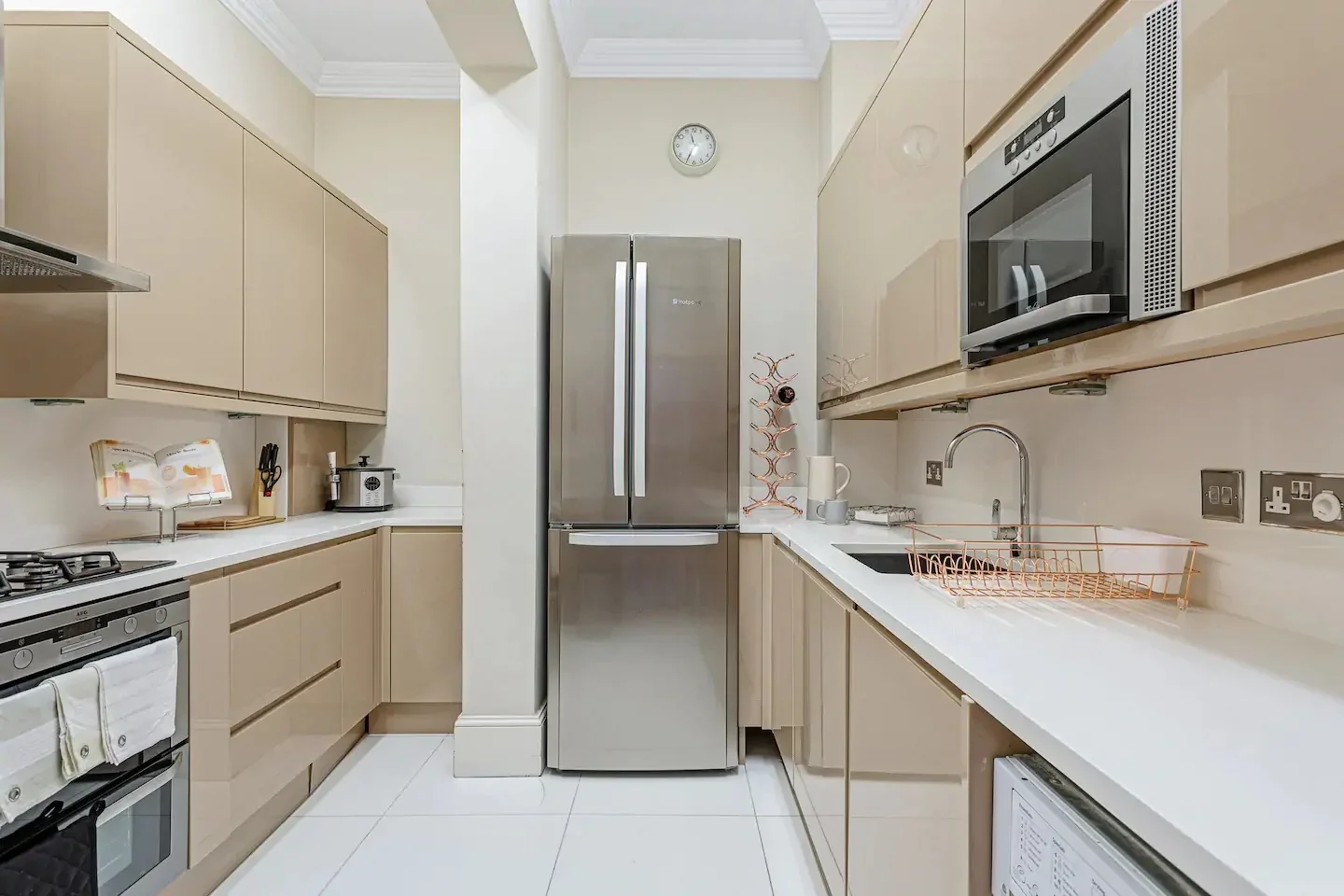 Flat Kensington Court in Greater London