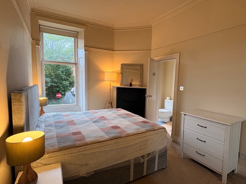 Room Queensborough Gardens in Glasgow