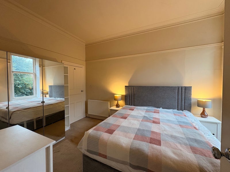 Room Queensborough Gardens in Glasgow