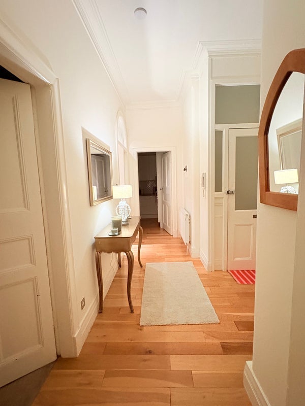 Room Queensborough Gardens in Glasgow