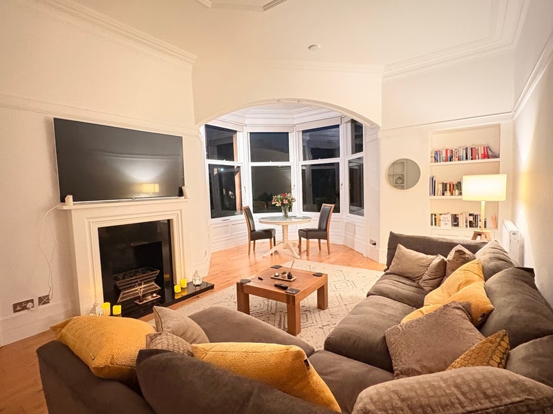 Room Queensborough Gardens in Glasgow
