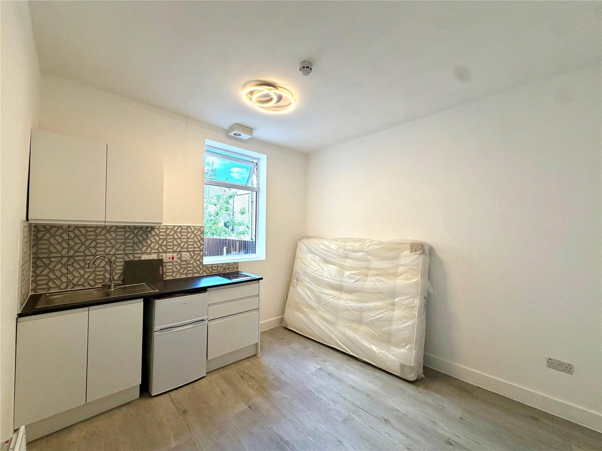 Flat Pellerin Road in Greater London