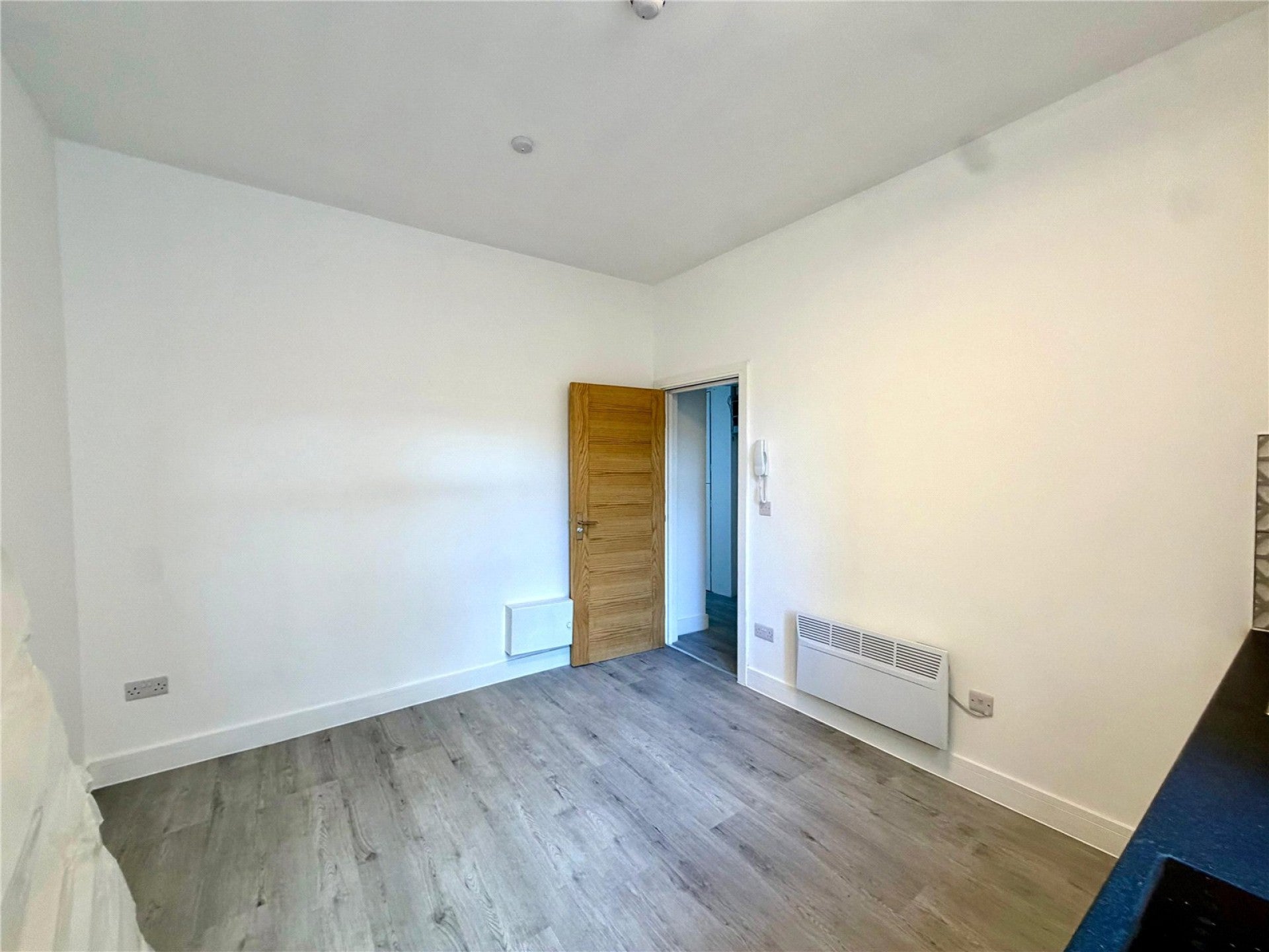 Flat Pellerin Road in Greater London