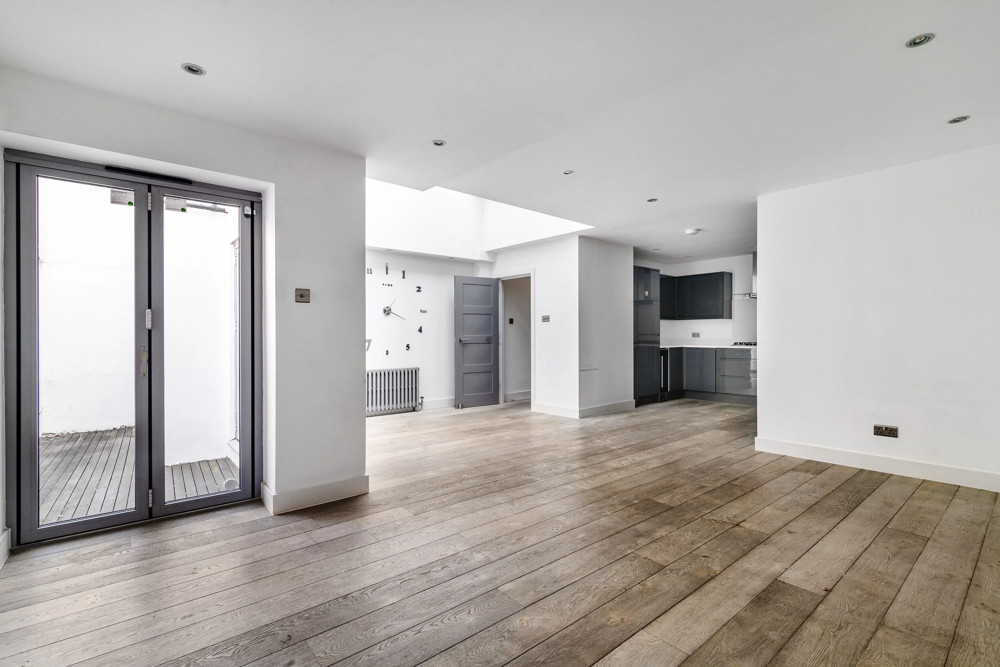 Flat Earlham Street in Greater London