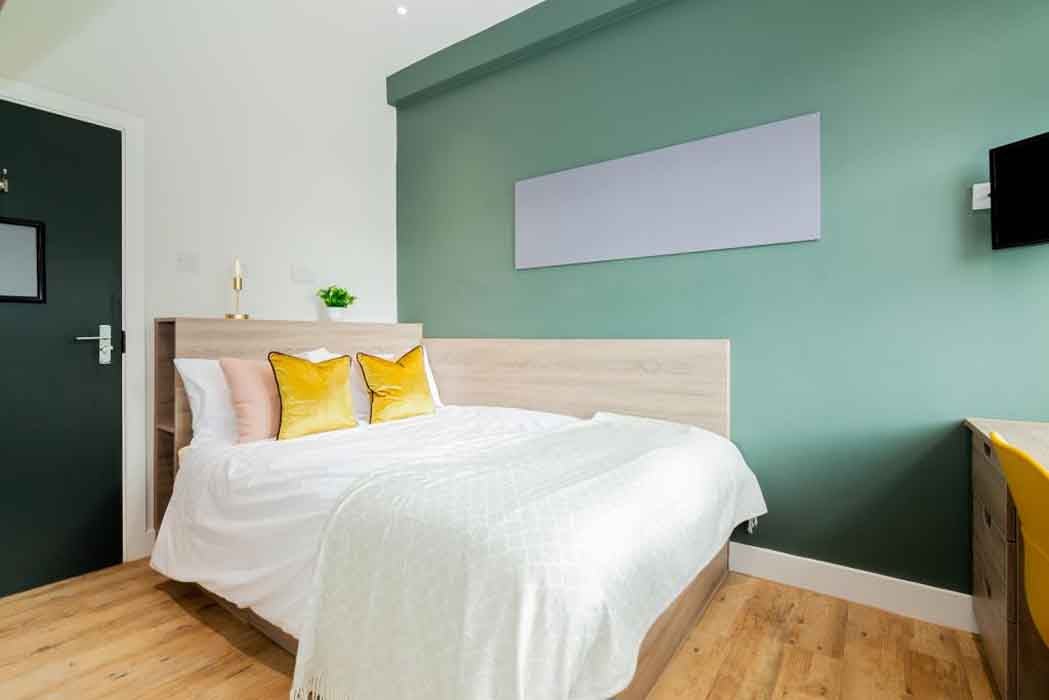Room Bankfield Road in Kirklees