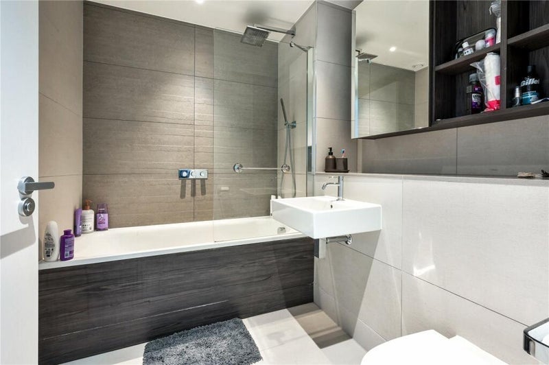 Flat Marshgate Lane in Greater London