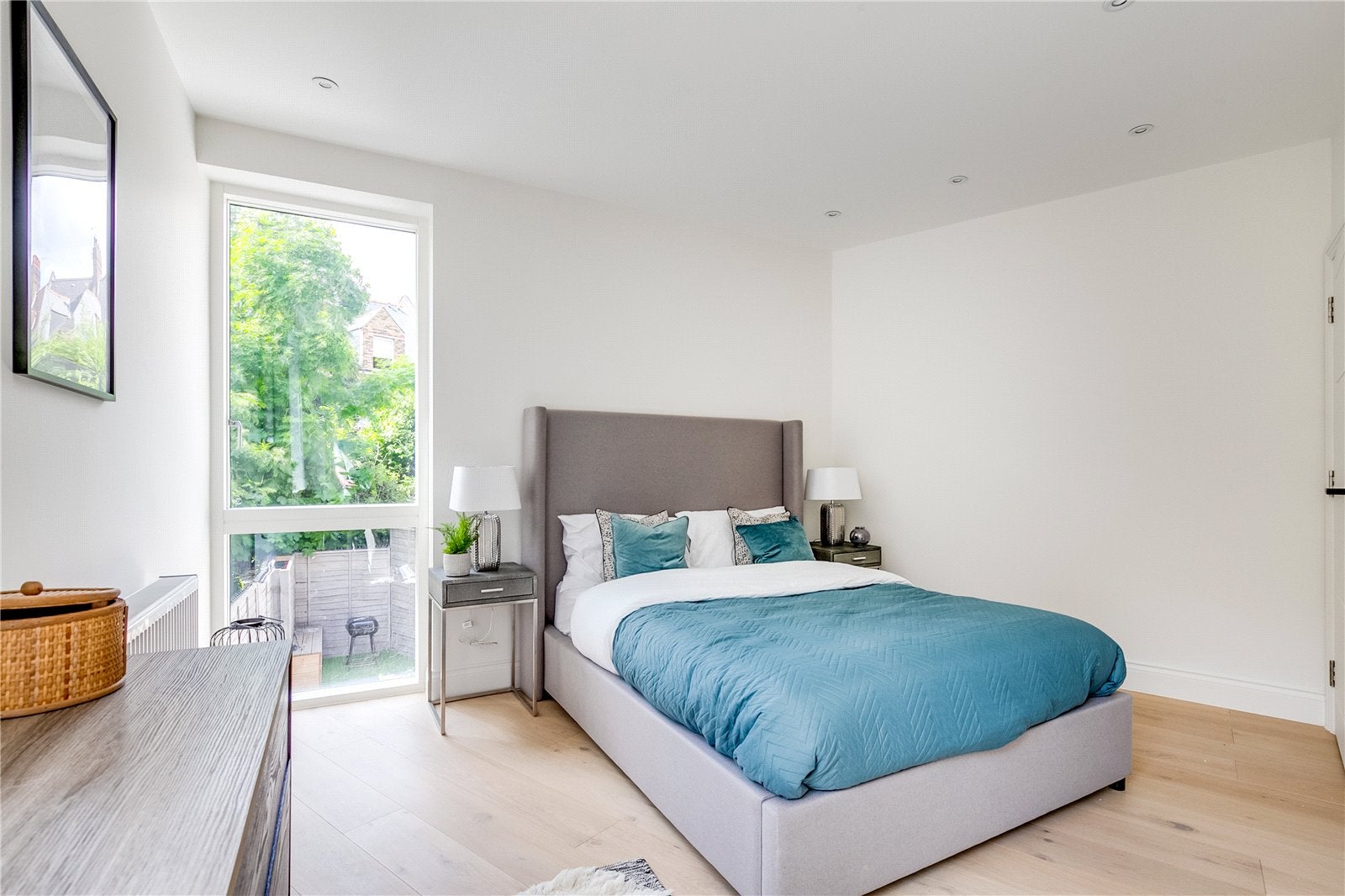 Flat Streatley Road in Greater London
