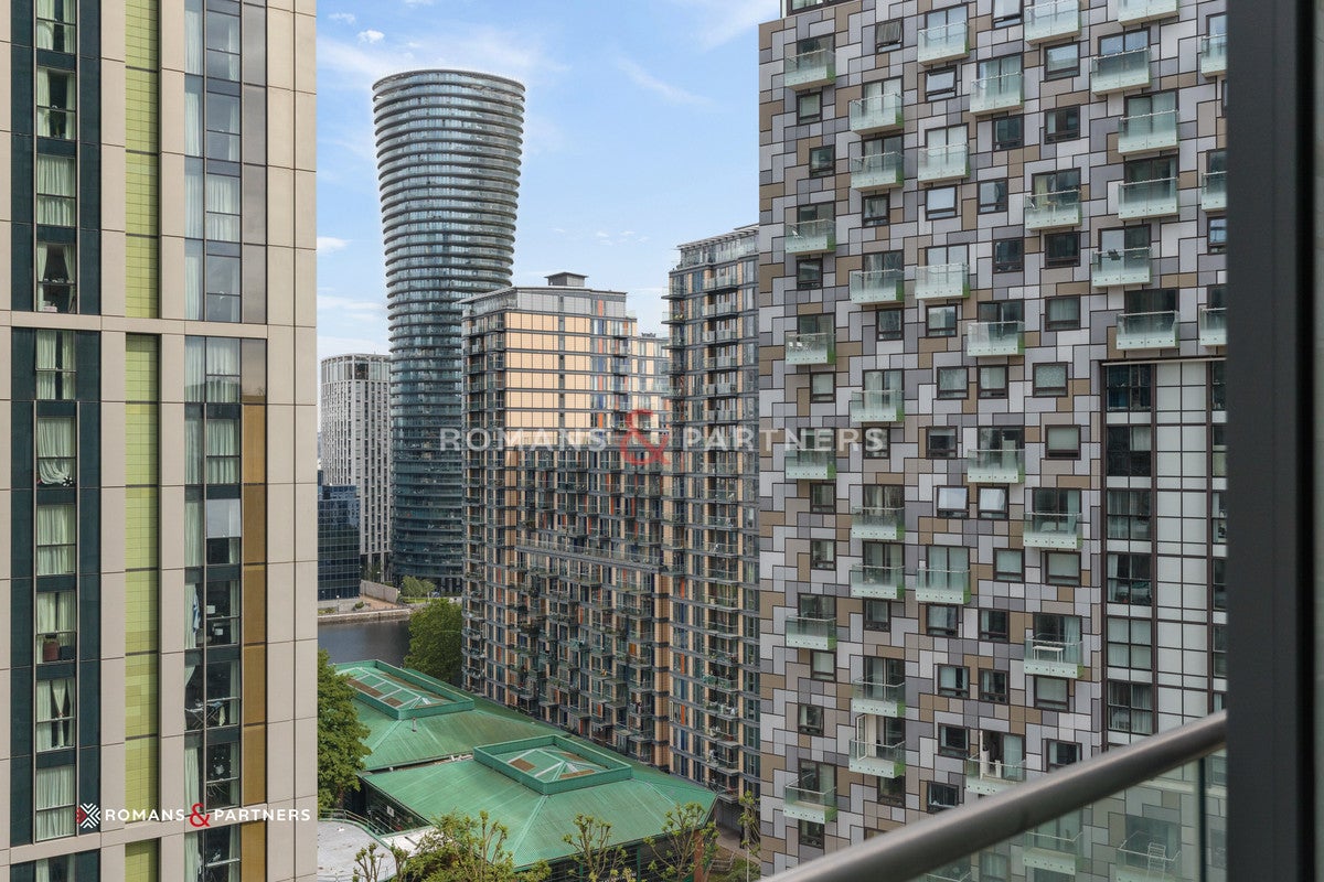 Flat Harbour Way in Greater London