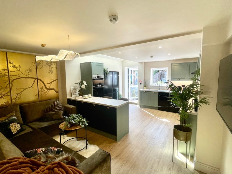 Room Somerset Road in Greater London