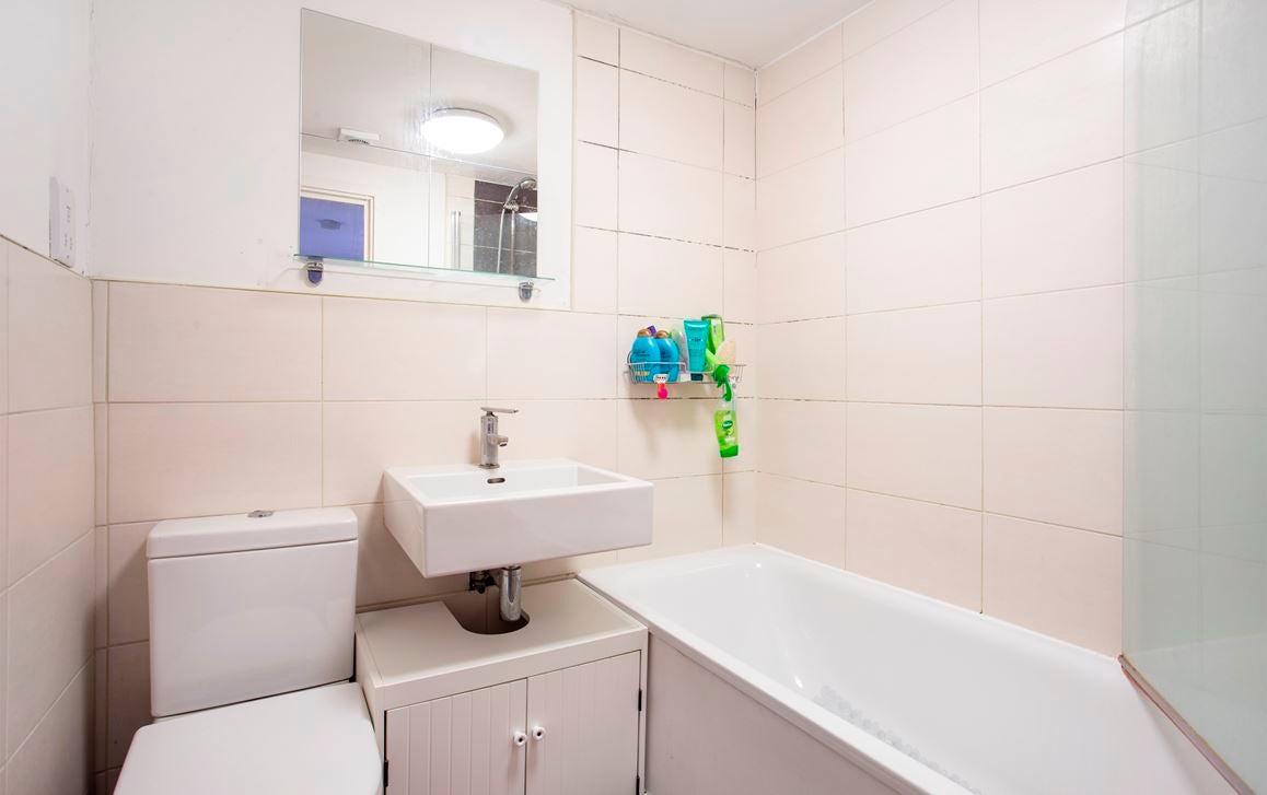 Flat Clapham Road in Greater London