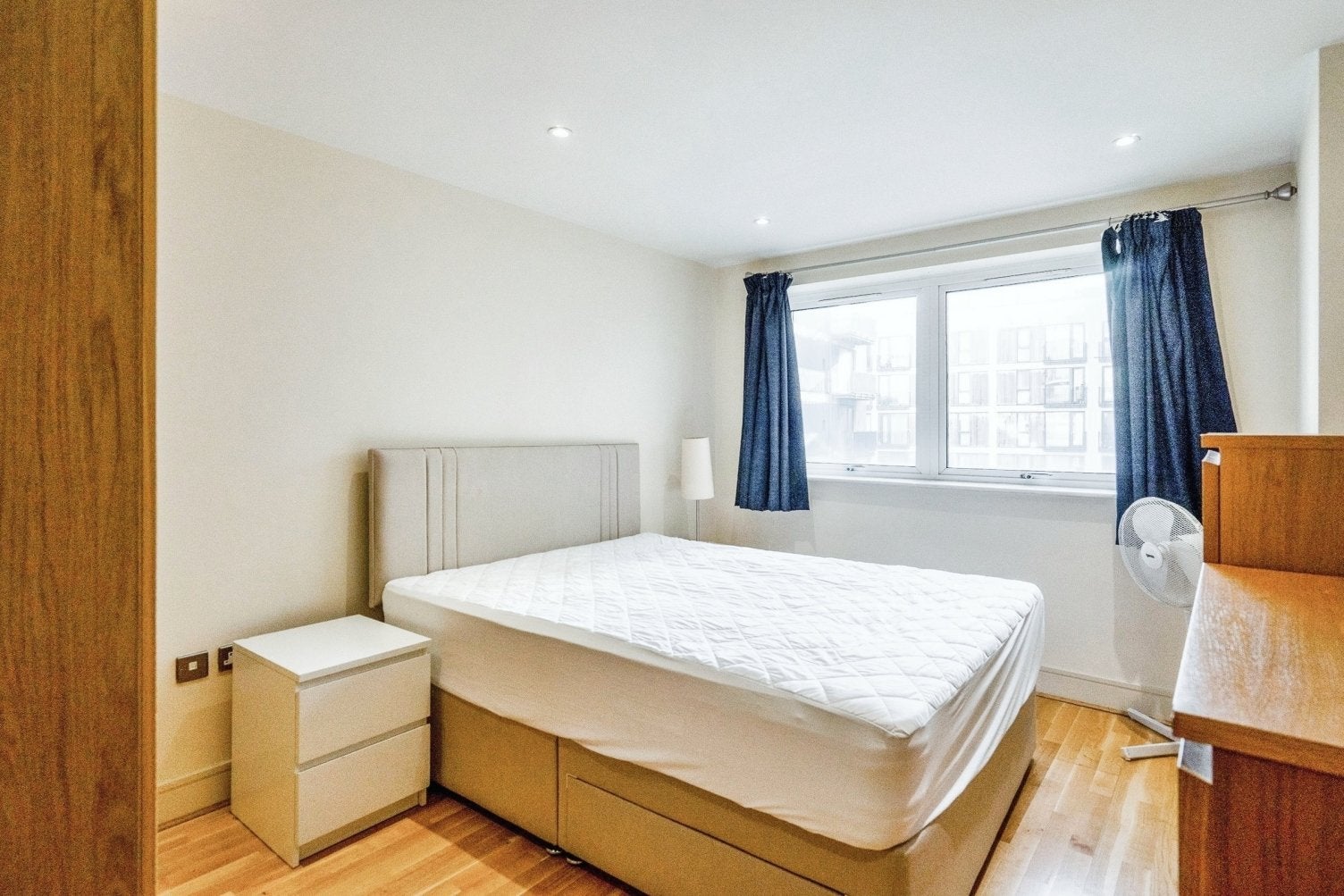 Flat Royal Oak Yard in Greater London