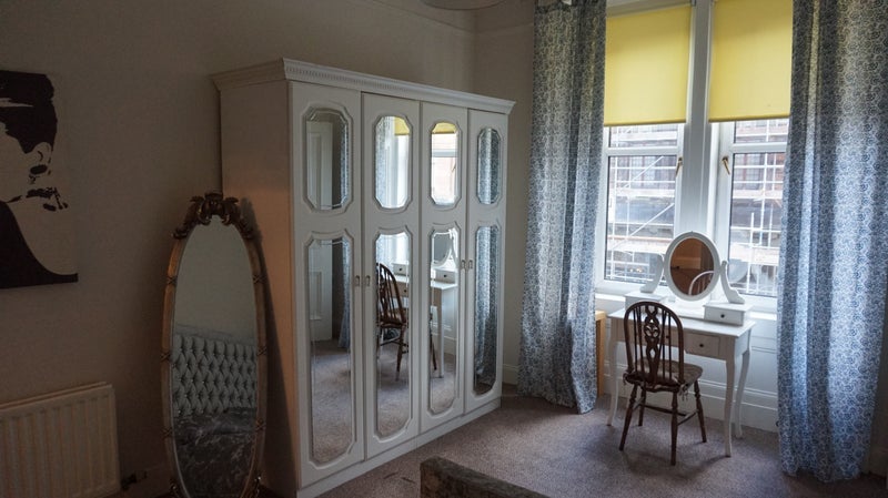 Room Bellwood Street in Glasgow