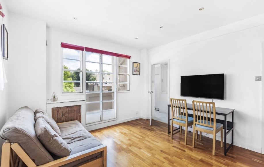 Flat Carmel Court in London