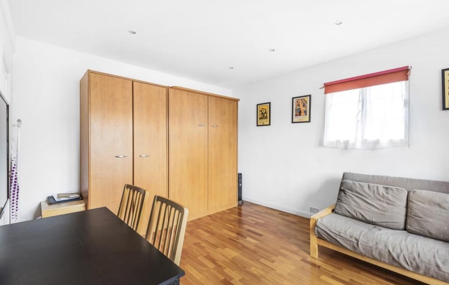 Flat Carmel Court in London
