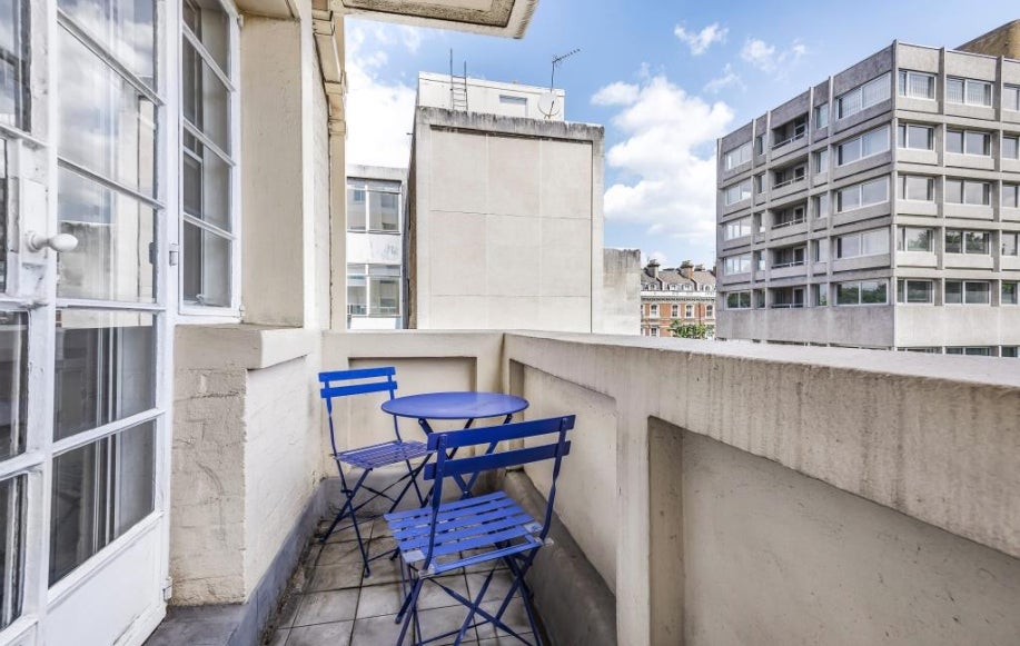 Flat Carmel Court in London