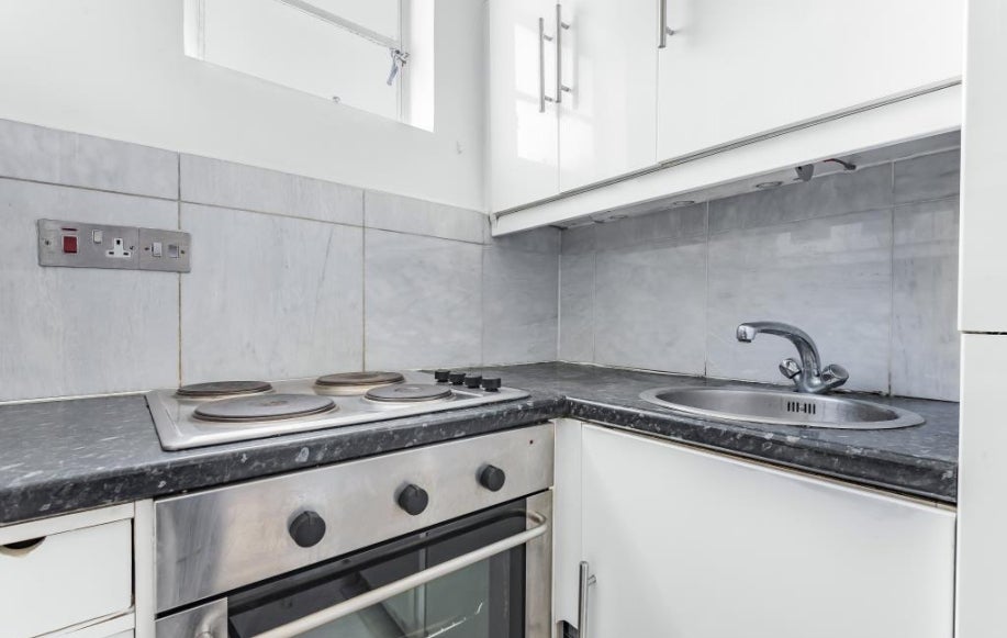Flat Carmel Court in London
