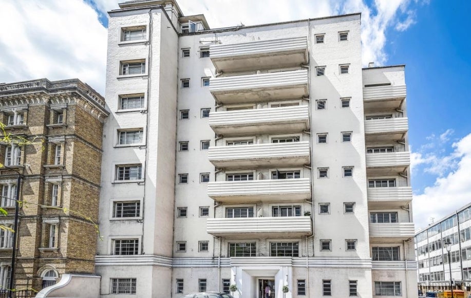 Flat Carmel Court in London