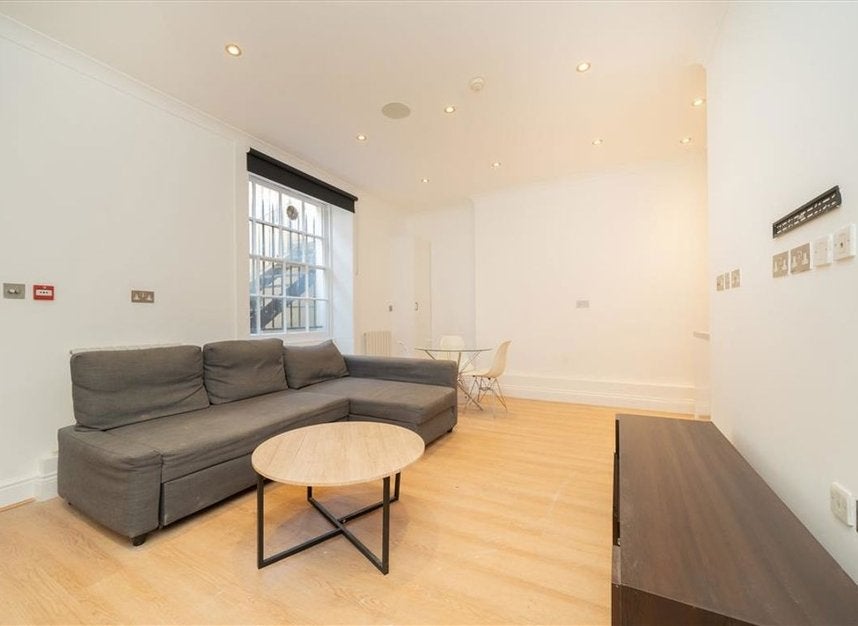 Flat Conway Street in Greater London