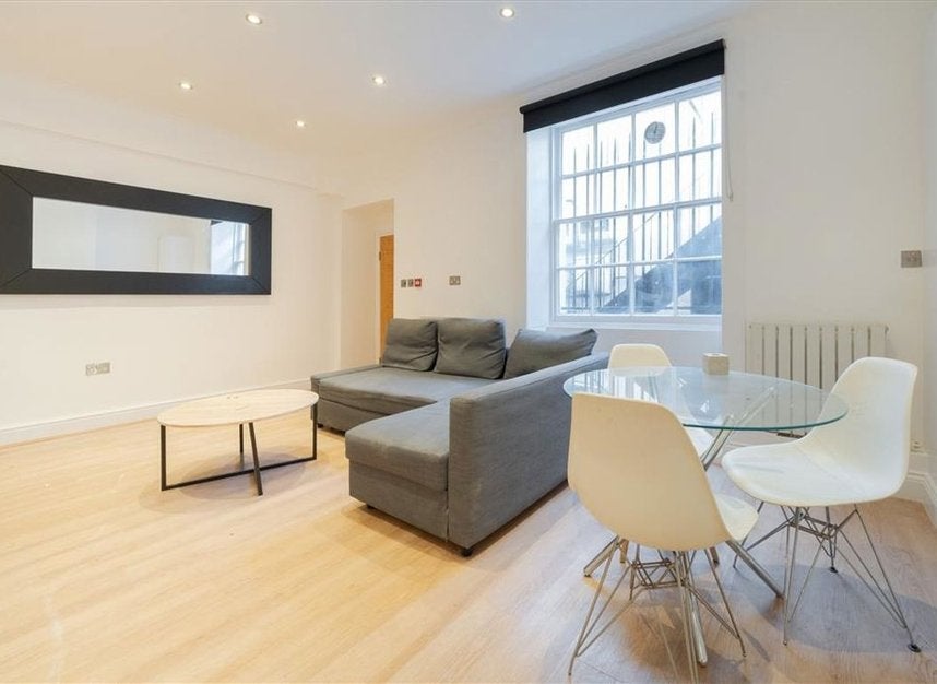 Flat Conway Street in Greater London