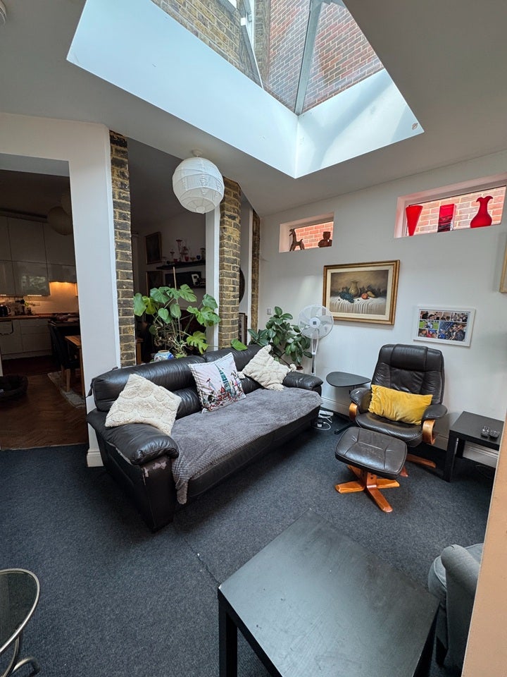 Flat Cowleaze Road in Greater London