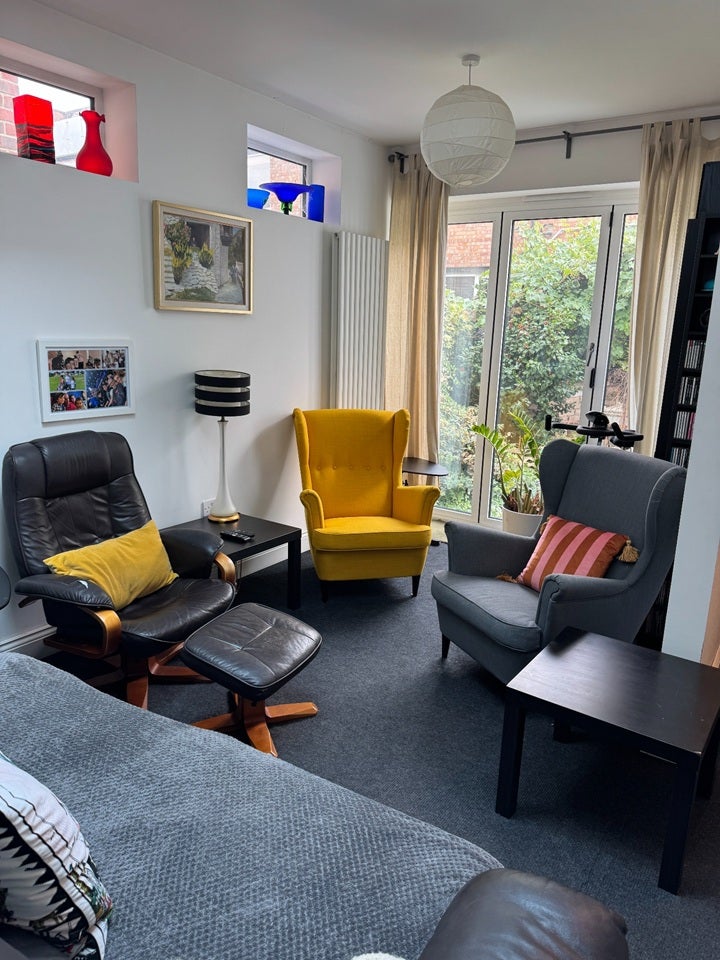 Flat Cowleaze Road in Greater London