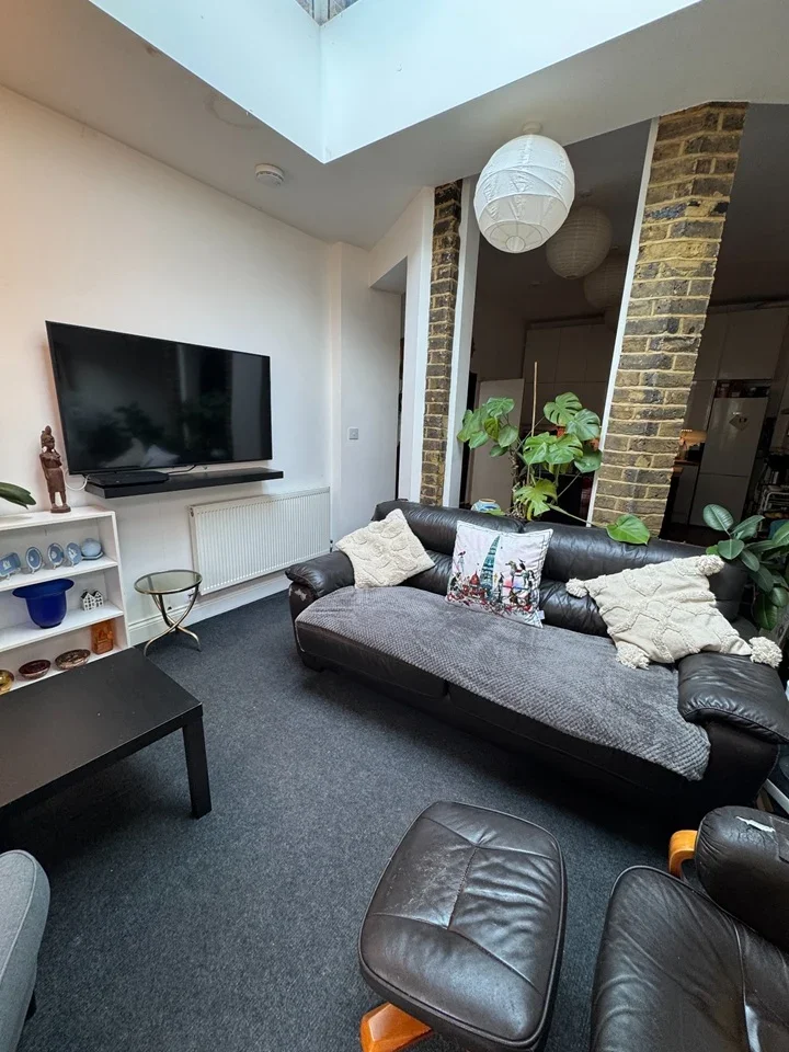 Flat Cowleaze Road in Greater London