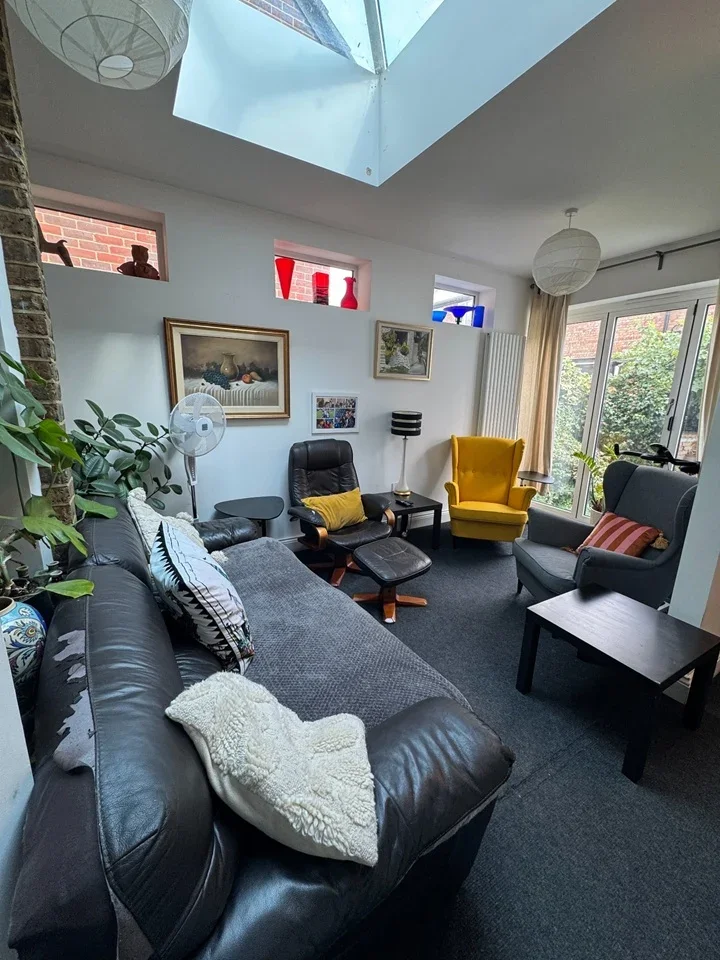 Flat Cowleaze Road in Greater London