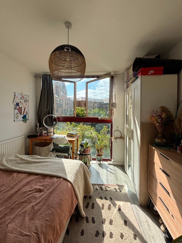 Room Asher Way in Greater London