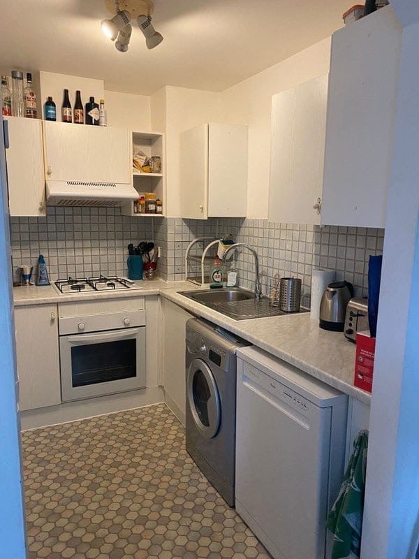 Room Asher Way in Greater London