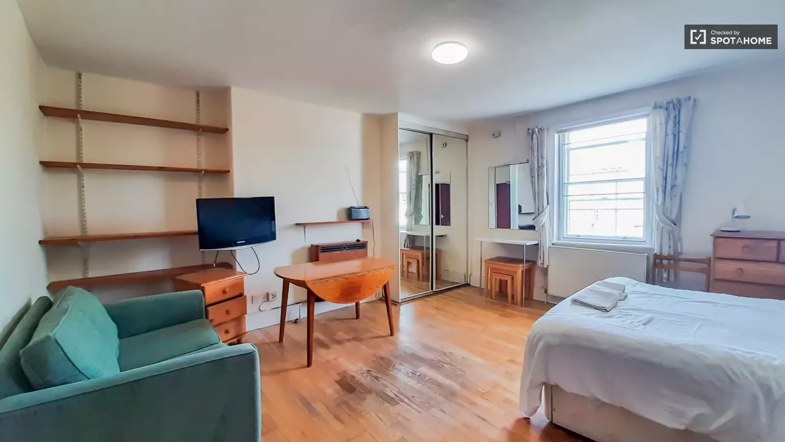 Flat Royal Crescent Mews in Greater London