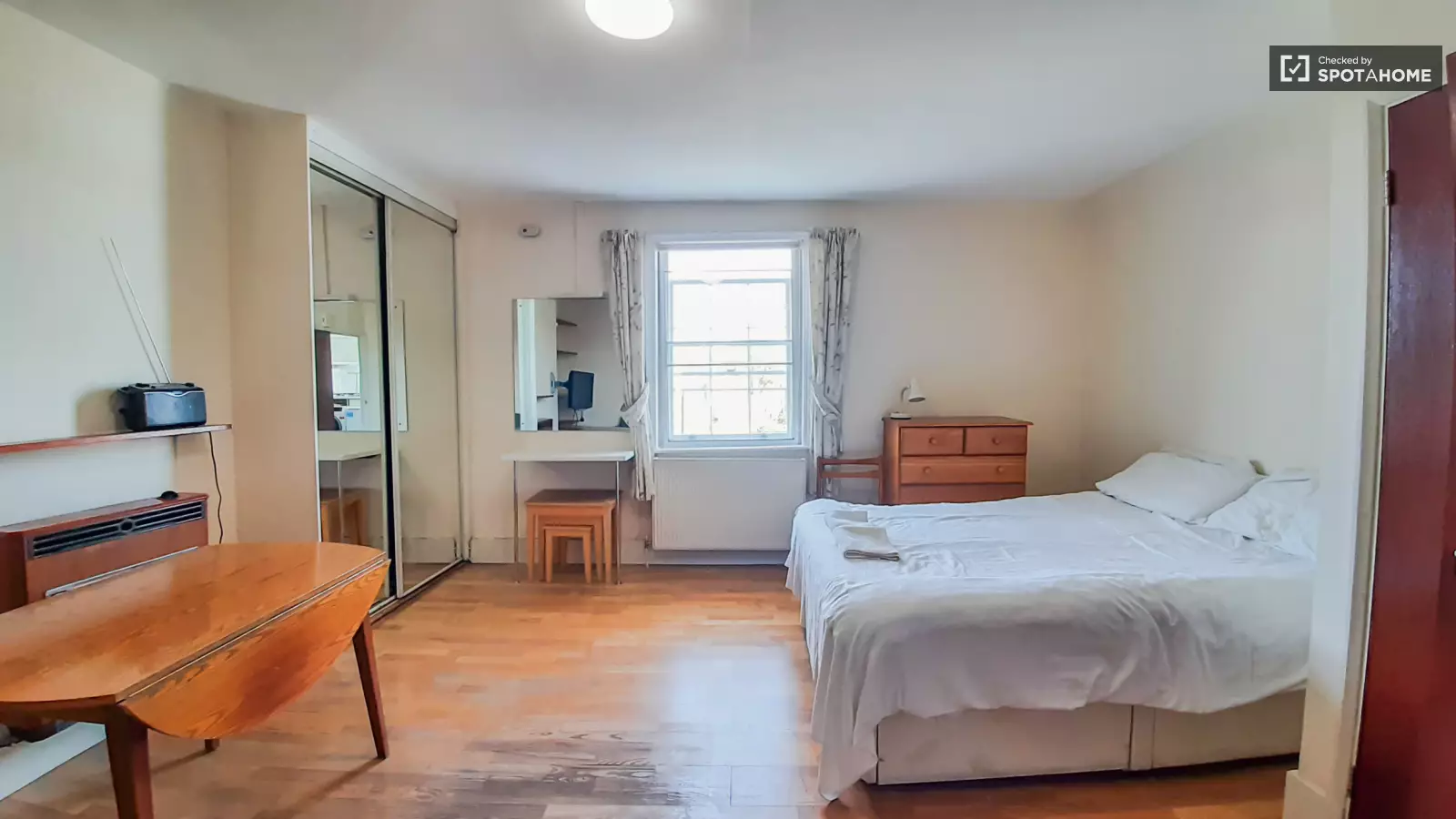 Flat Royal Crescent Mews in Greater London