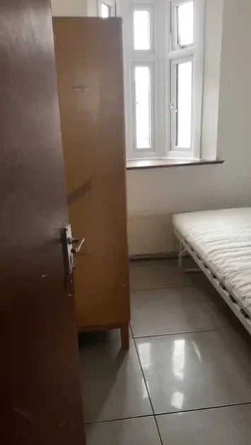 Room Fairfield Road in Greater London