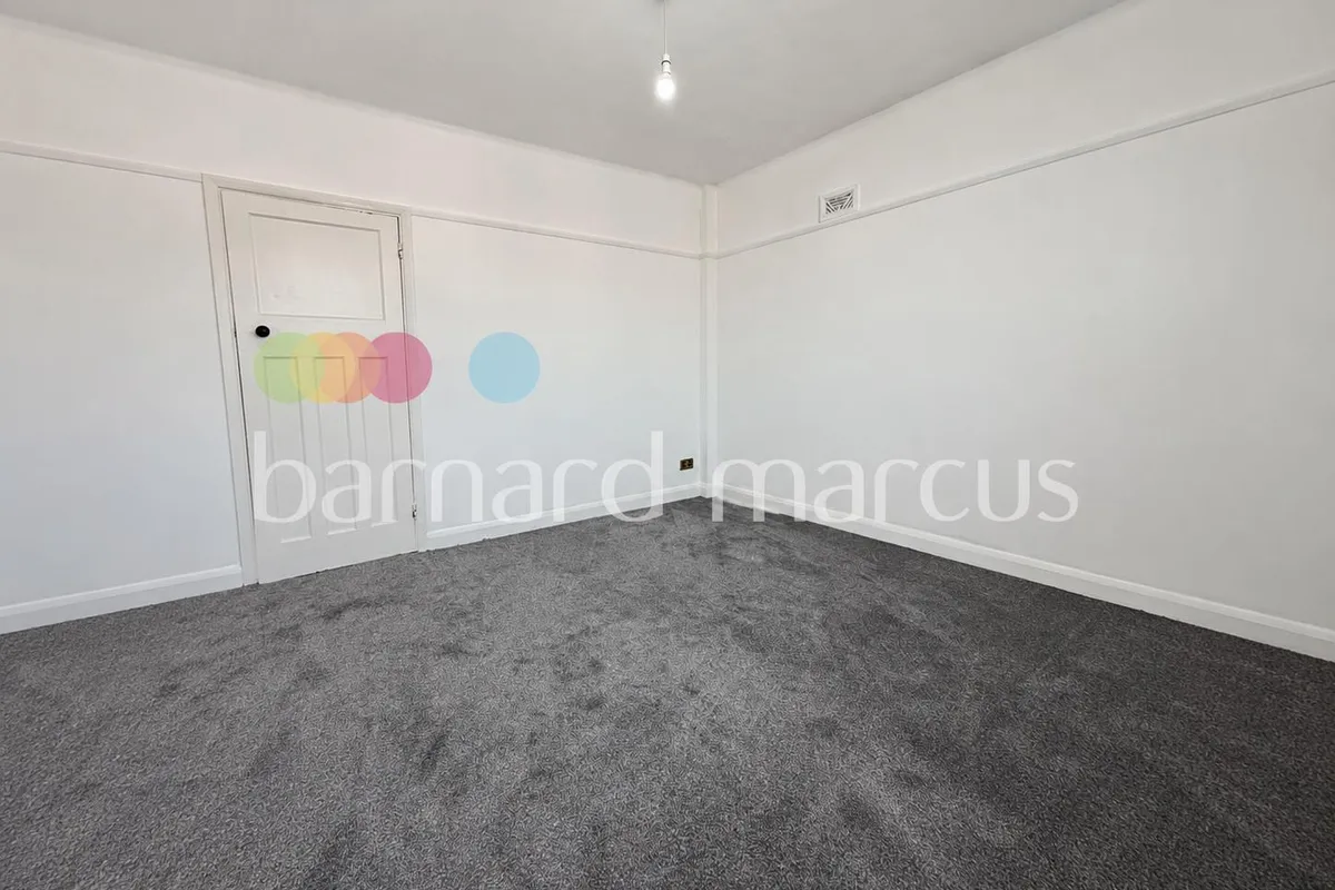 Flat Belmont Road in Greater London
