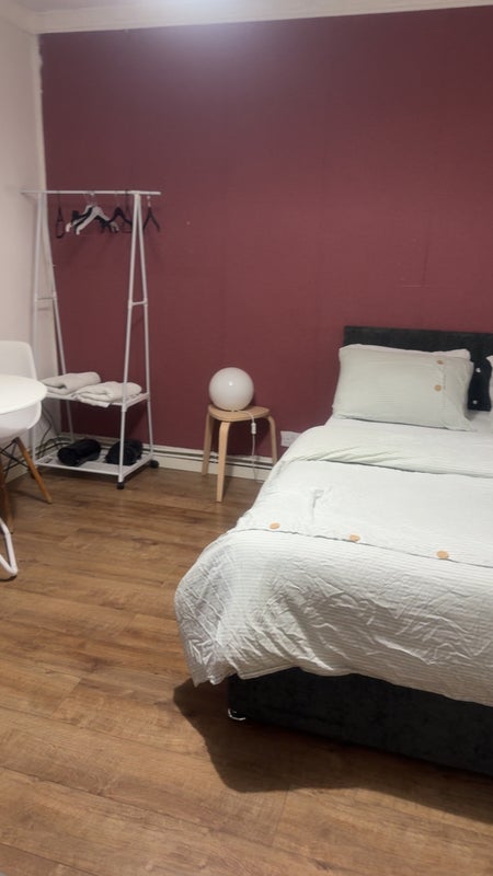 Room Dagnall Street in Greater London