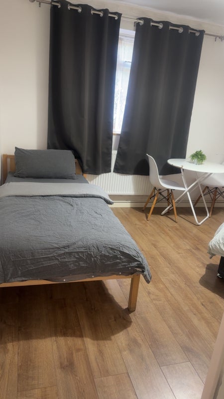 Room Dagnall Street in Greater London