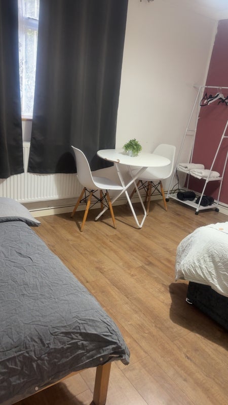 Room Dagnall Street in Greater London