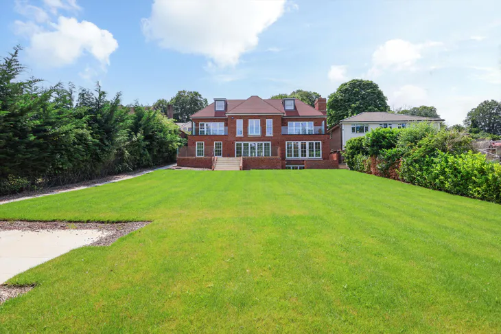 Flat Wayneflete Tower Avenue in Elmbridge