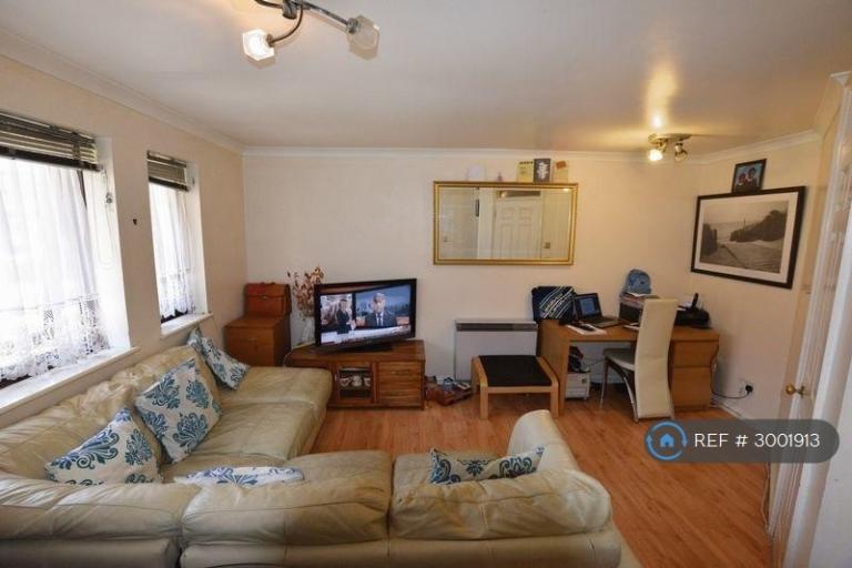 Flat Copperfield Road in Greater London