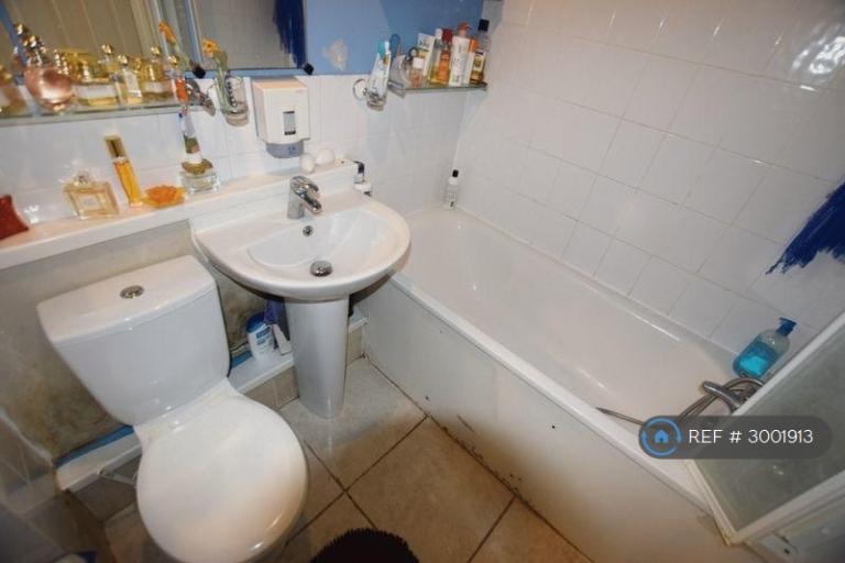 Flat Copperfield Road in Greater London