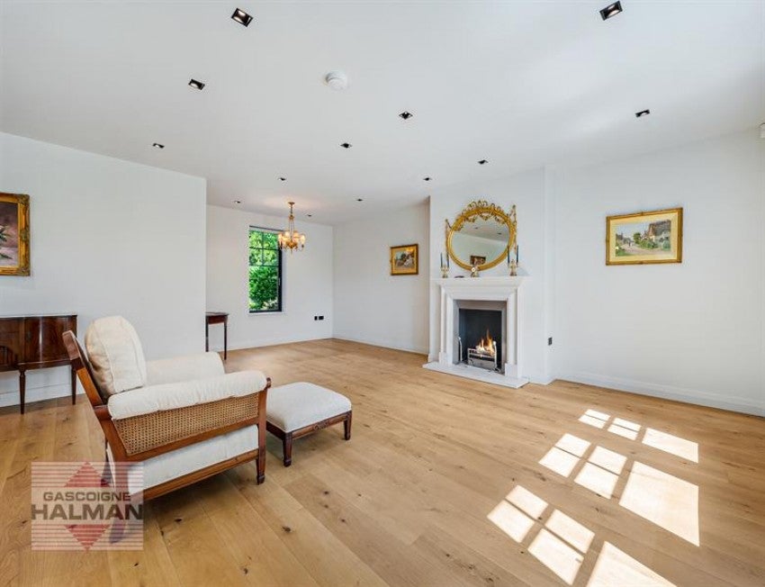 Flat Alderley Road in Wilmslow