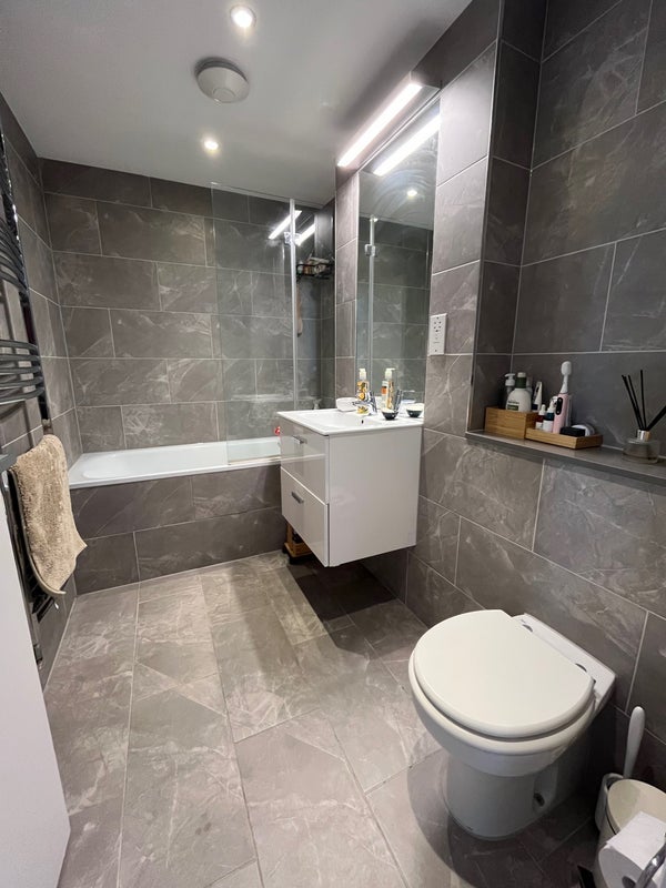 Room Kings Avenue in Greater London