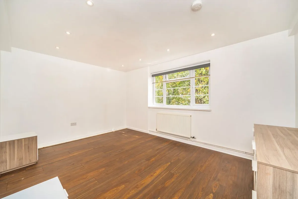 Flat Gunnersbury Court in Greater London