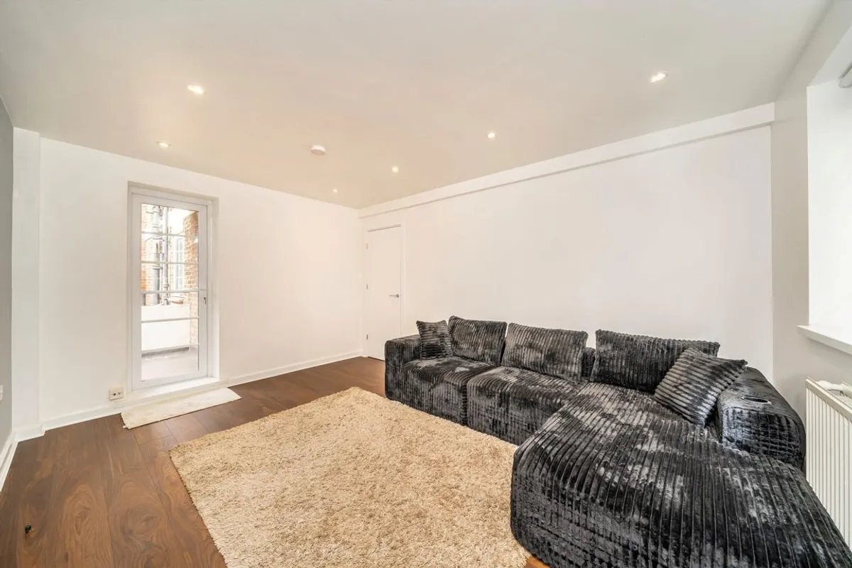 Flat Gunnersbury Court in Greater London