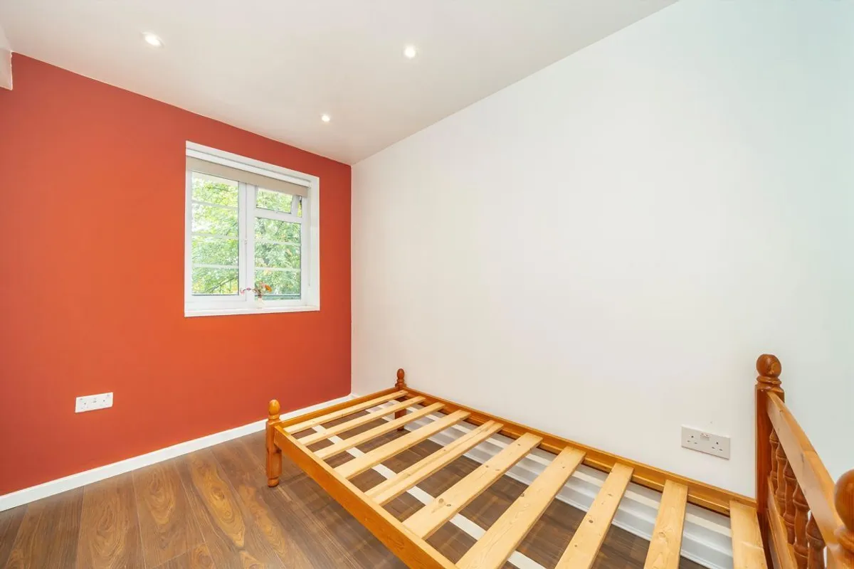 Flat Gunnersbury Court in Greater London
