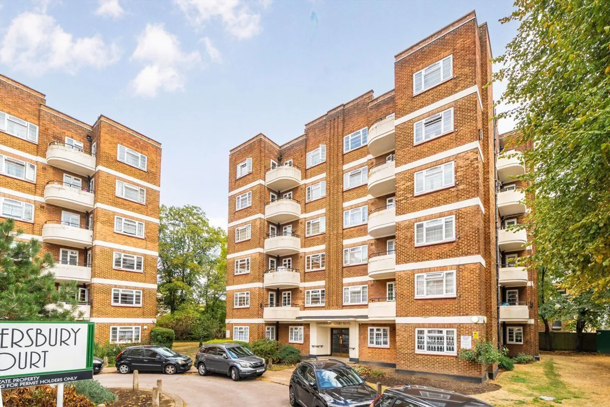 Flat Gunnersbury Court in Greater London